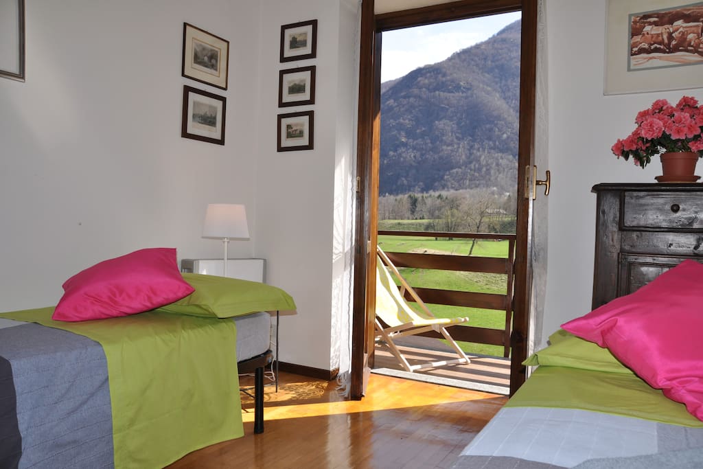 stanza con due letti con accesso diretto al balcone e vista sulla piscina