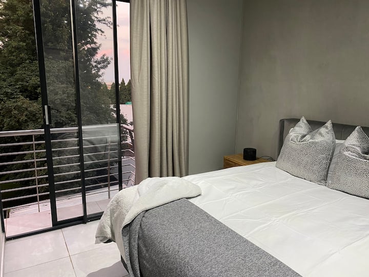 Dhoma e gjumit është e ndriçuar