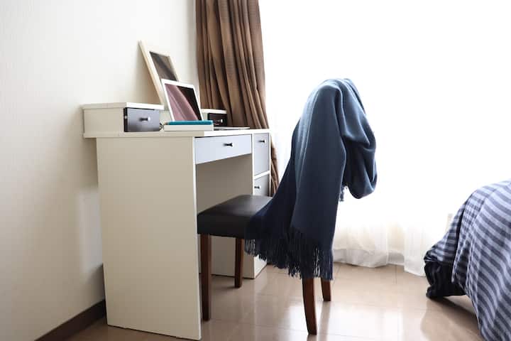 Priestor na prácu s notebookom.