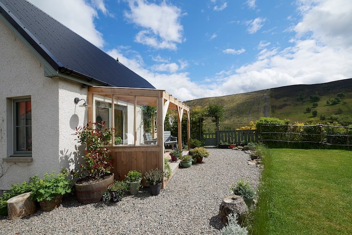 Scottish Highlands - Tranquil & Cosy Rural Cottage