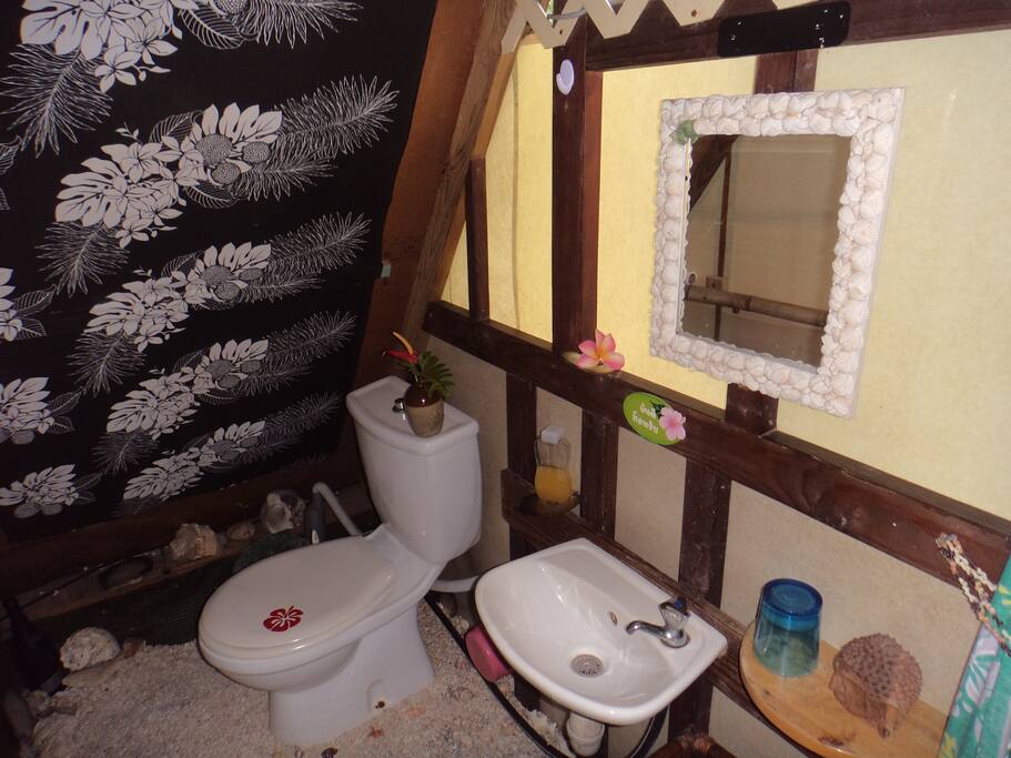 Toilettes lavabos interieurs mais douche de plage extérieure