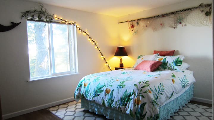 Chumba cha kulala #1 kina mwonekano wa bahari.  Machweo katika chumba chako cha kulala !!!? Yep, hapa.  Wakati wa usiku unaweza kuona vyombo vya uvuvi mwanga juu ya bahari, pretty baridi. Vitanda ni vizuri sana na mashuka mazuri ya kitanda cha hali ya juu.    