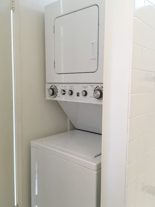 Washer and dryer are in unit. 洗濯機・乾燥機 完備。