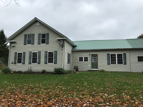 Historic 1840 Farmhouse-Solitude Near Activities
