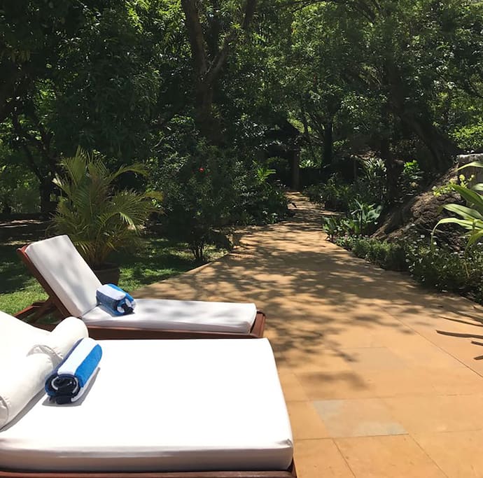 Pool Seating