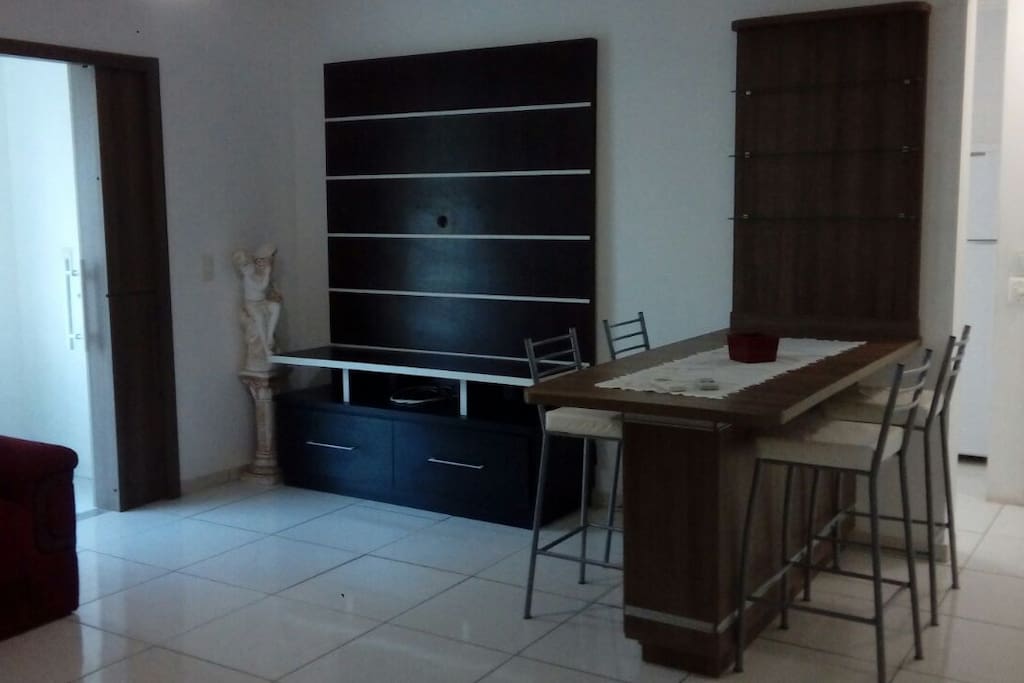 sala ampla com ventilador e ar condicionado