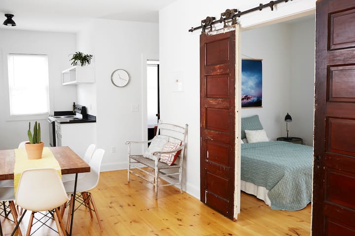 Modern 1 Bedroom in Historic Ohio City-Non Smoking