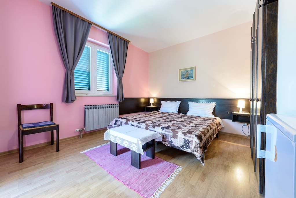 Room with 2 single beds
