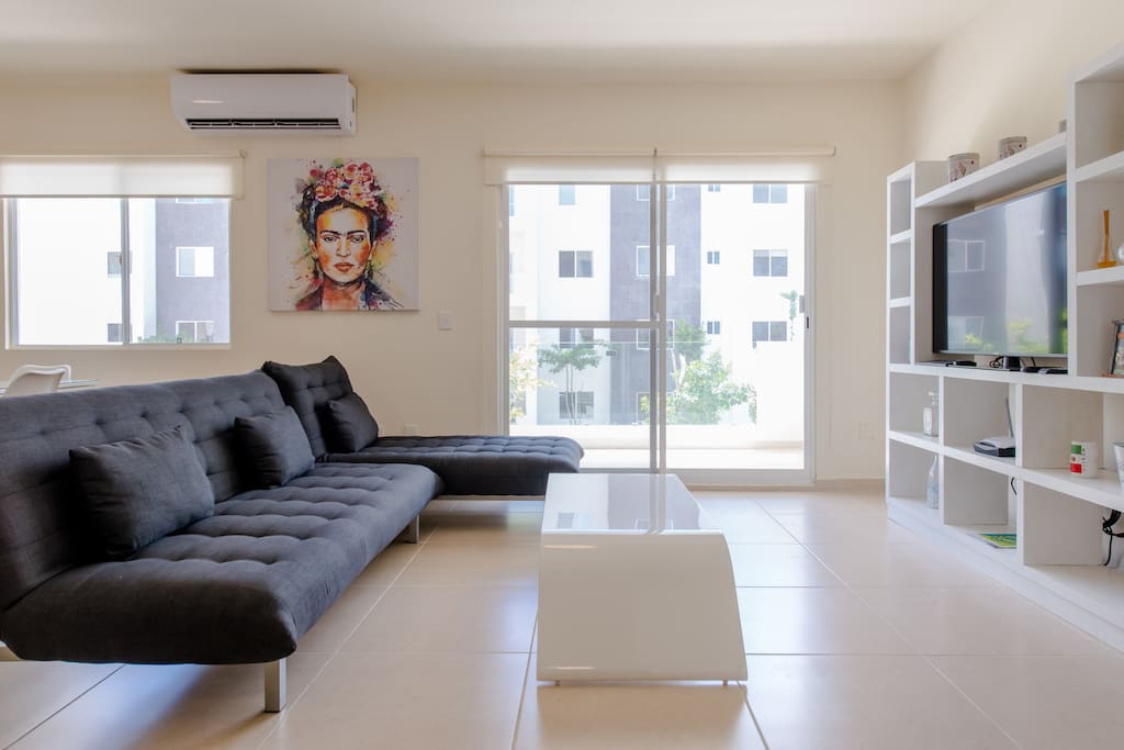 Salon amplio con Smart TV 50 pulgadas, Sofa cama y Chaise Longue