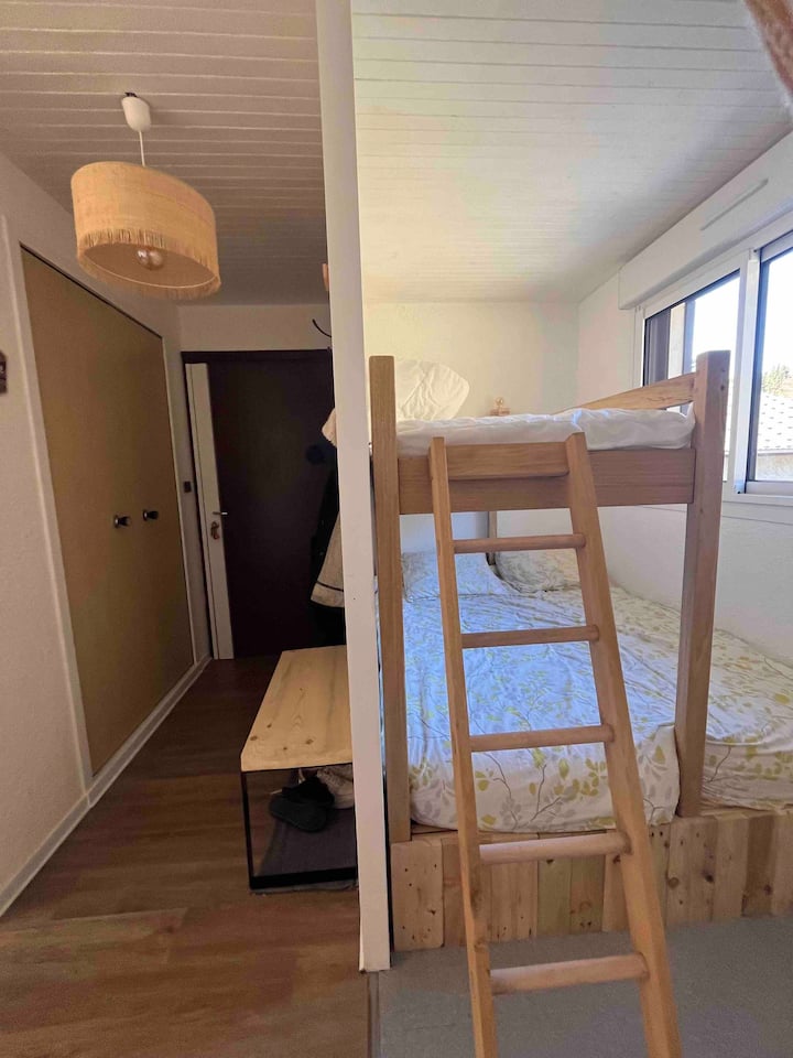 ممر. منطقة جبلية للأطفال 