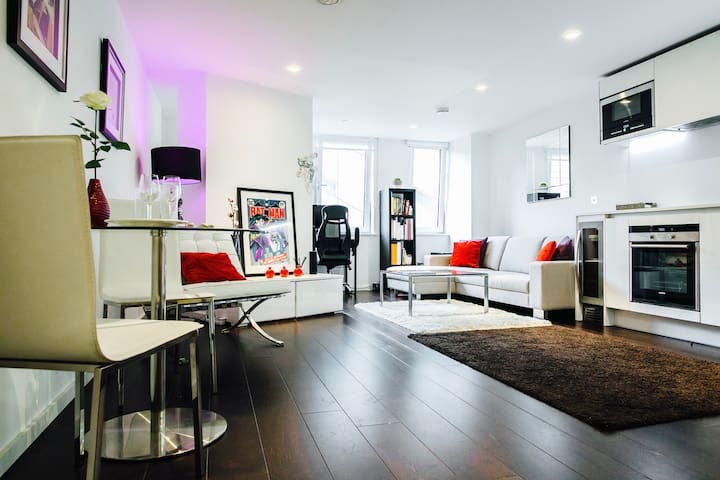 5* Luxury Flat with Swimming Pool/Gym in Best Area