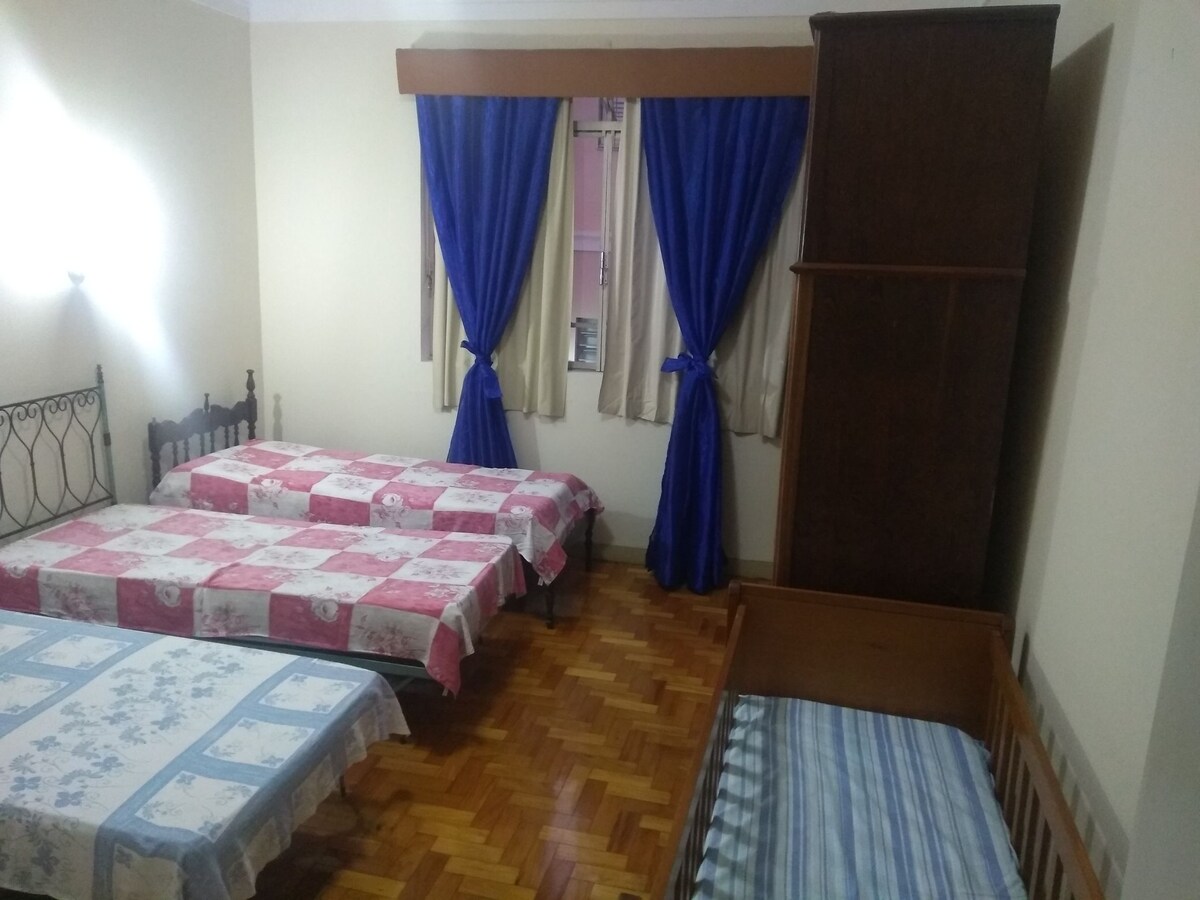 Spálňa 4 s 3 samostatnými lôžkami a detskou postieľkou.