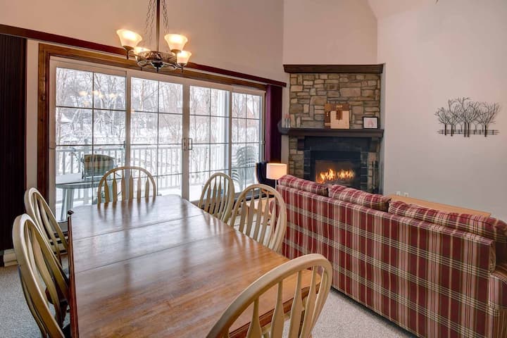 Condo 3 Cac Sur Golf Le Geant Acces Montagne Chalets A Louer A Mont Tremblant Quebec Canada