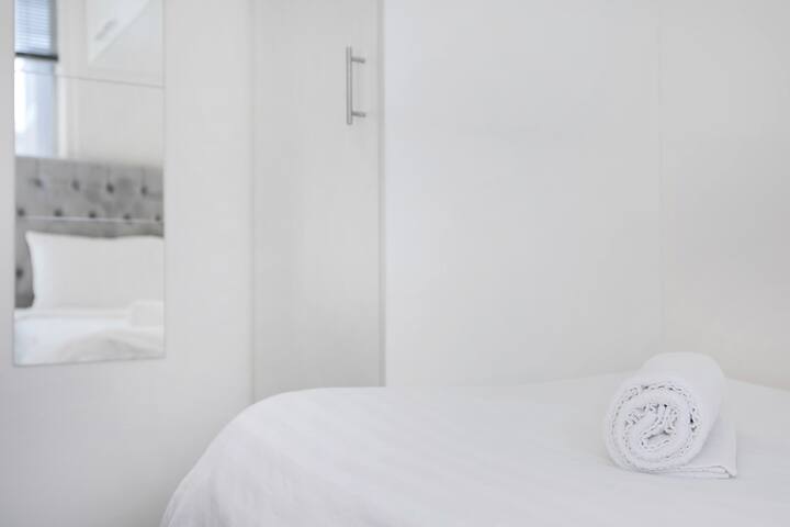 Spacious modern comfy 15 minute walk to CBD gallery image 3