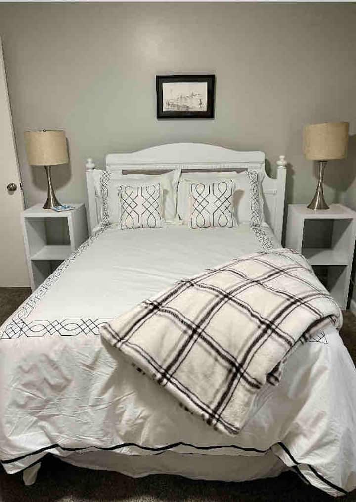 Dhoma e gjumit e tretë me krevat dopio "queen", dollap dhe tavolina anësore dhe llamba.  Shtrojat janë komode dhe të rehatshme 