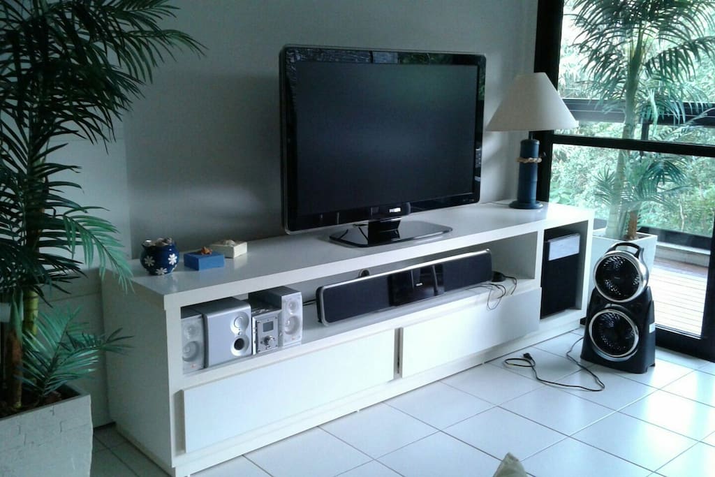 TV 47 c DVD e home theatre.