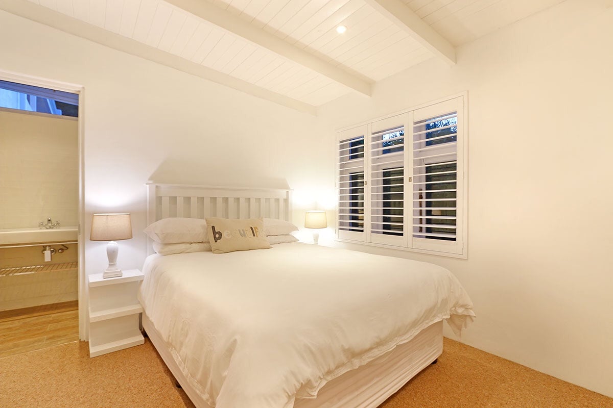 Dormitorio 6 en la planta baja inferior, nivel de la piscina.

Cama de 150 cm