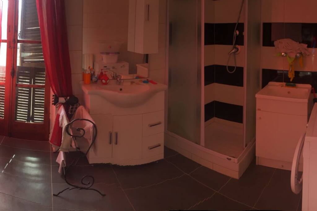 Bagno con doccia e lavatrice