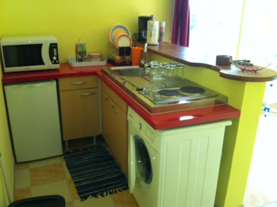 Kitchenette équipée avec lave linge