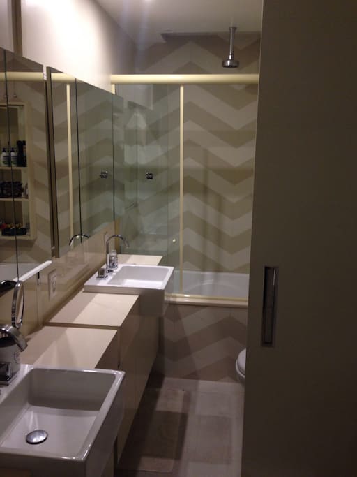 Suite bathroom .