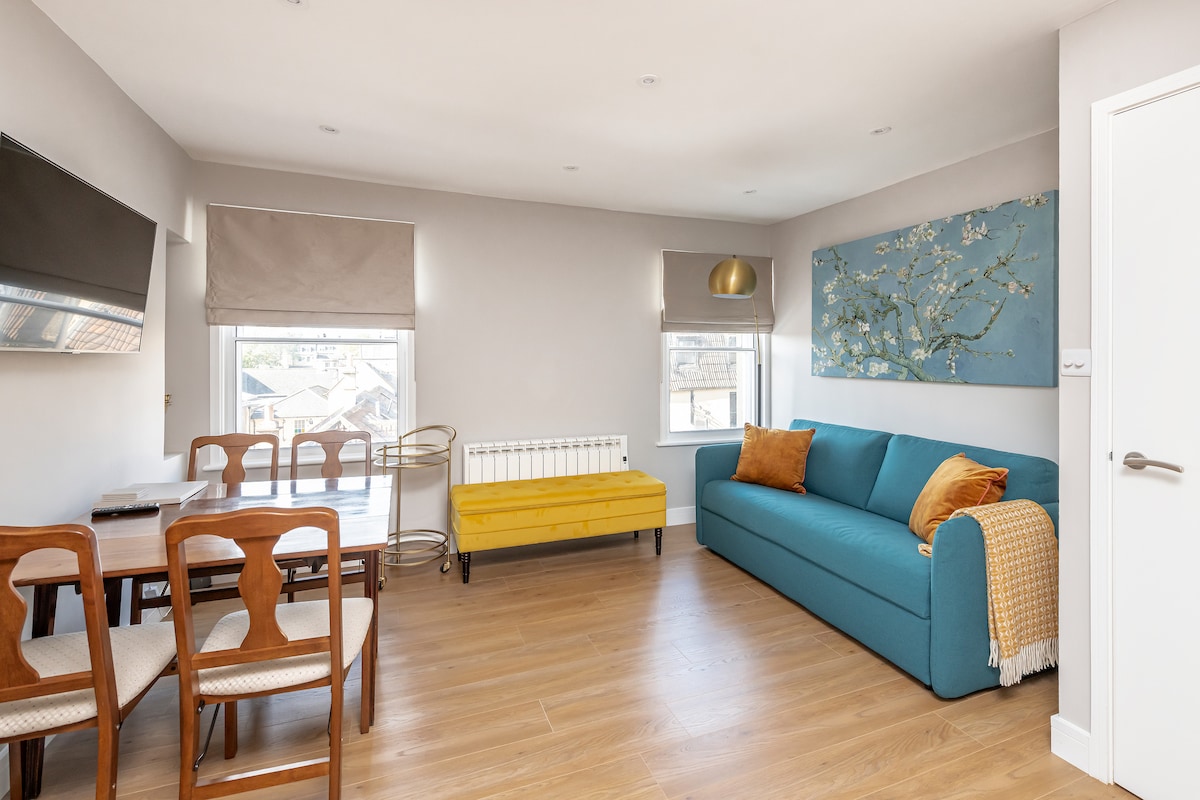 Open woonkamer met super comfortabele slaapbank.