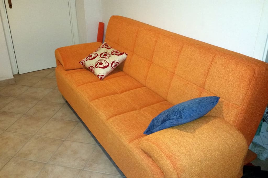 Particolare del divano letto, ribaltabile e spazioso (1 piazza e mezzo ideale per una persona o due se in coppia)