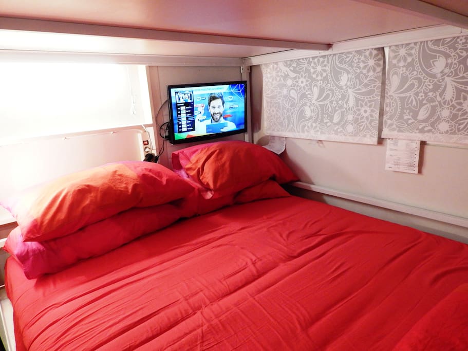 32 inch samsung LED tv, with another fully function Cable tv. You can now watch tv on your bed. :)