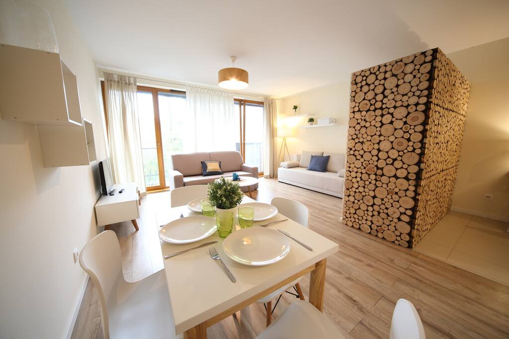 Walking Distance to Main Square, Free WIFI and 24 checkin
