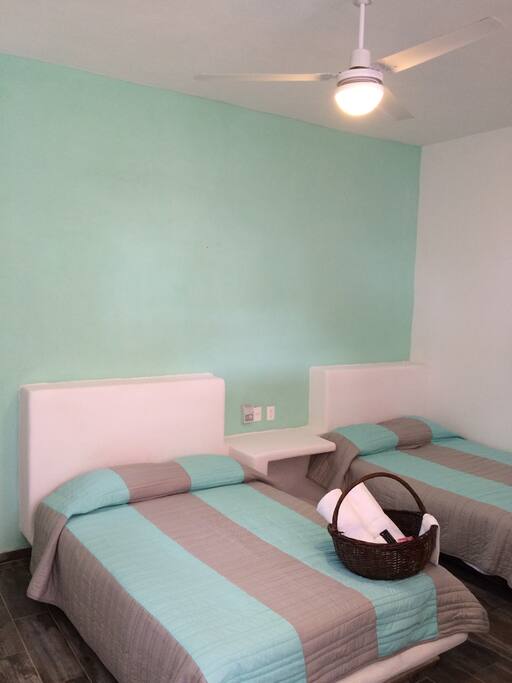 Habitación con dos canas matrimoniales. Incluye uso de toallas y sabanas.