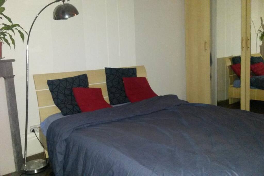 Lit avec un très bon matelas et une armoire à glace pour vos vêtements