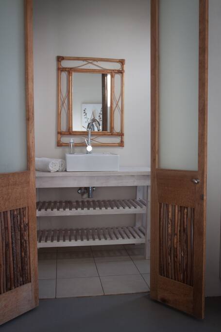 Bathroom (Toilet, shower & basin)