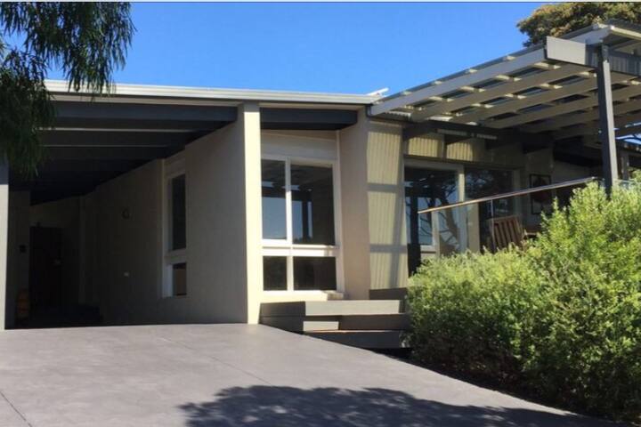 Tree Top Views – Linen , towels + WiFi included.