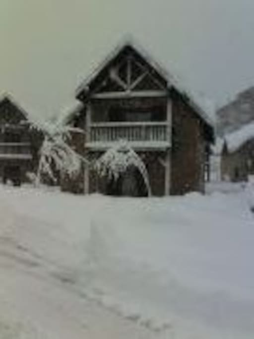 Vue du chalet en hiver
