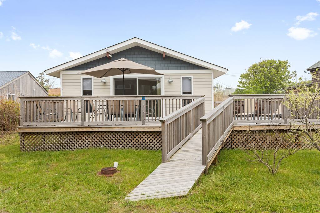 Enjoy the bright and open home in Ocean Bay Park ready for you to relax!