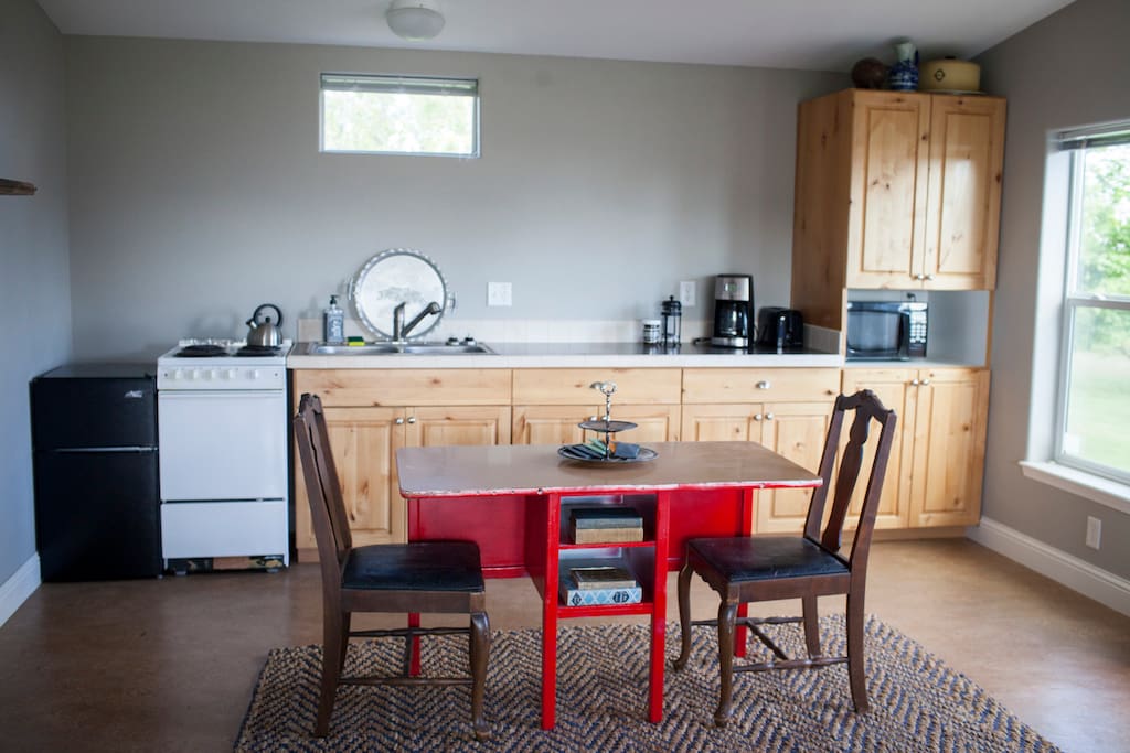 Fully equipped kitchen, stocked with local roasted coffee and tea, farm fresh eggs and additional seasonal offerings from the farm.