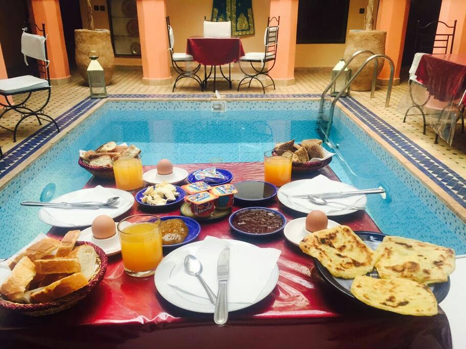 Breakfirst arround the sunny pool