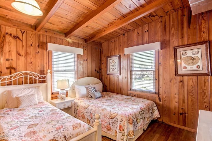 Segundo dormitorio con cama queen y dos camas individuales