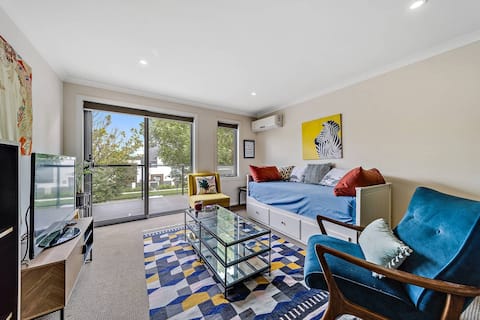 Gorgeous sunkissed apartment with quiet leafy view