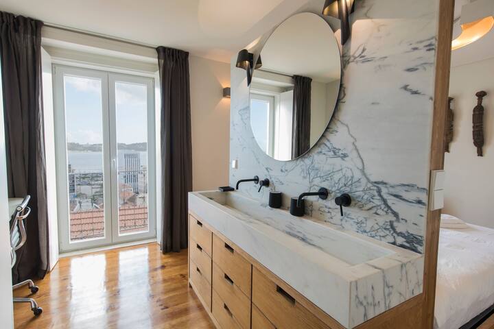 Stunning Penthouse w/ the best views by LovelyStay gallery image 4