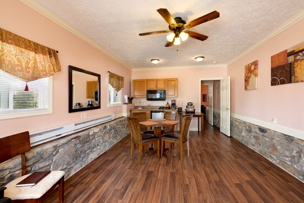 Kitchenette with kitchen table