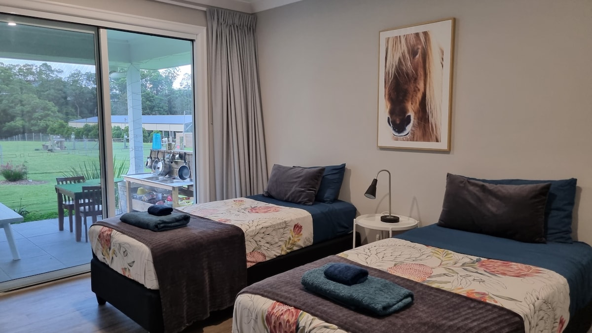 Spálňa 2 a spálňa 3 majú v každej izbe jednolôžko a manželské postele King na ubytovanie dospelých alebo vyšších ľudí!