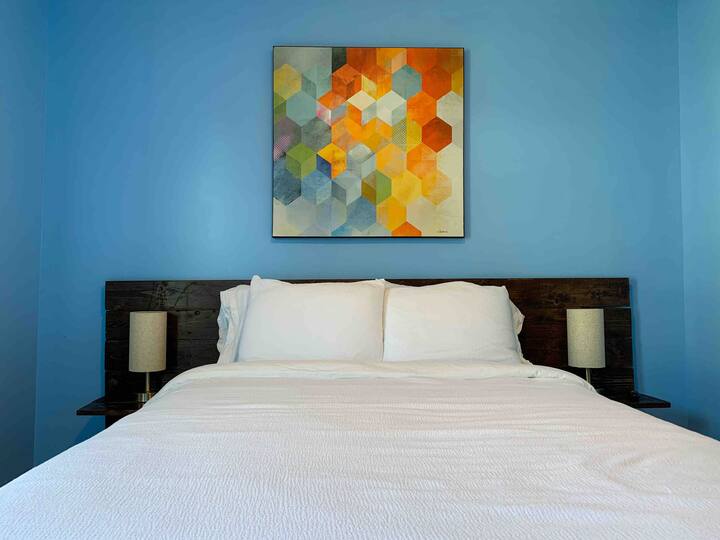 两盏床头灯都有您的设备充电插座。这张床比另一间卧室的加大双人床更低。 