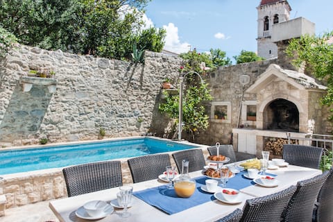 Villa Kala stone house in the old center with pool