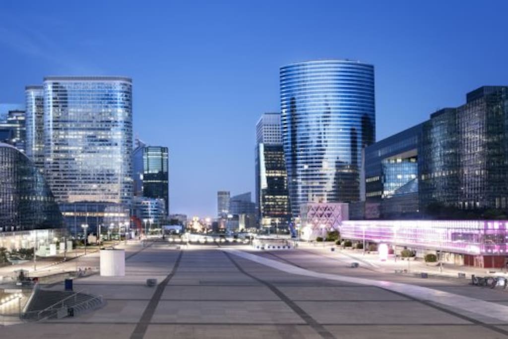 Vue sur l'esplanade en bas de l'immeuble