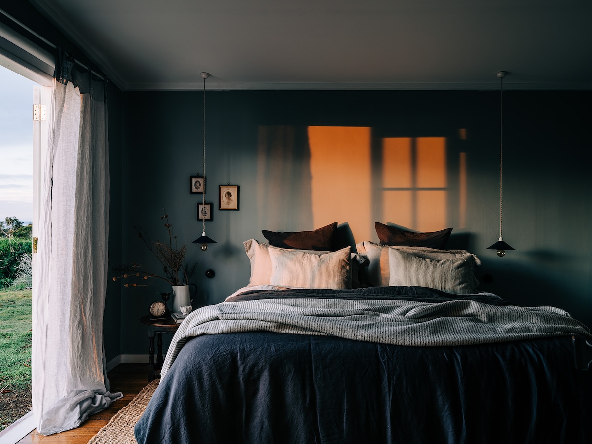 main bedroom with Major Minor Belgian linen 