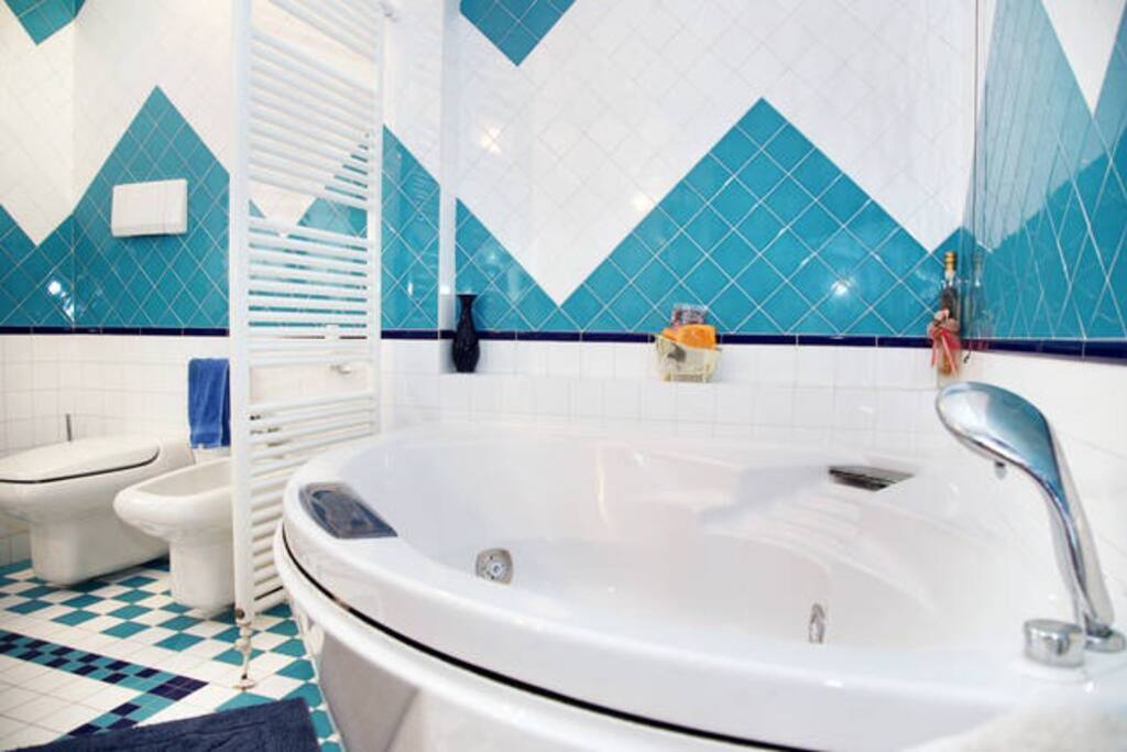 Stanza da bagno con vasca e doccia