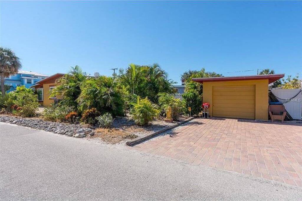 2 car parking spaces in front of garage in back of home