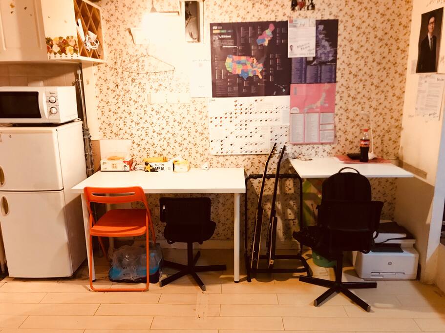 专属就餐区及书桌,方便您就餐/办公/学习,还有彩色复印打印扫描传真一体机~