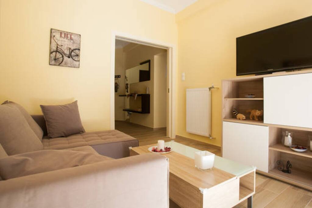 sitting room with 40'' tv