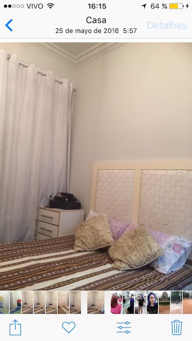 Quarto grande com cama de casal